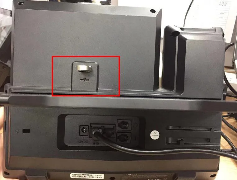 Вставьте USB-накопитель