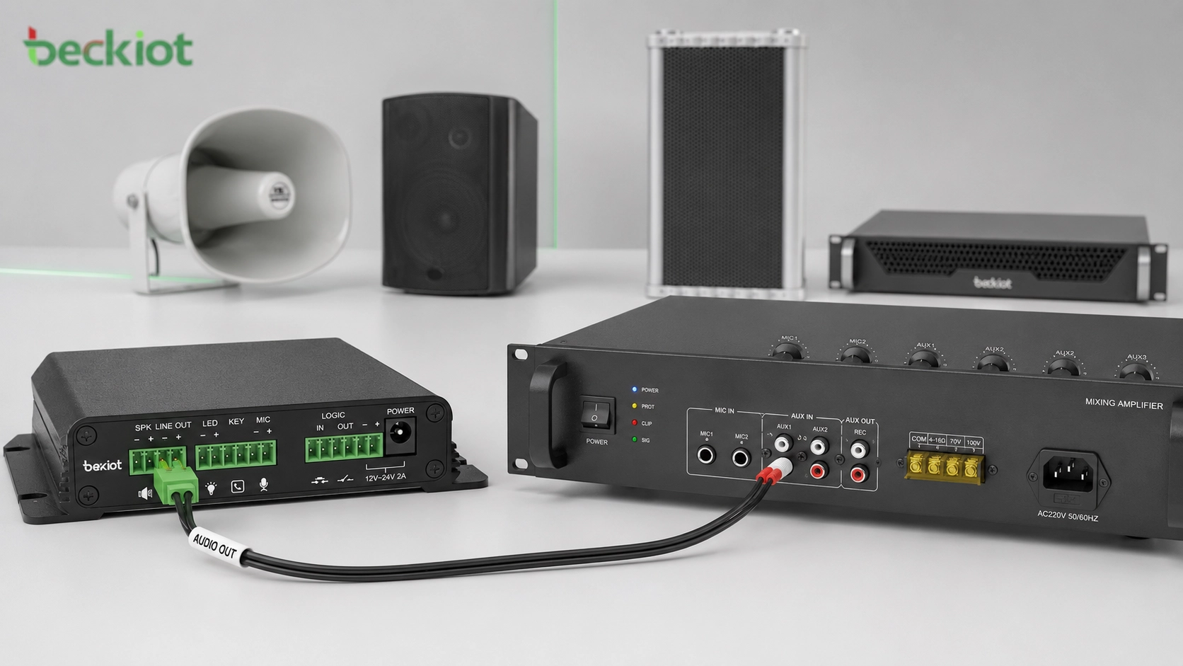 Традиционный PA-усилитель с входом RCA, подключенный к аудиовыходу SIP-шлюза оповещения через клеммы Phoenix